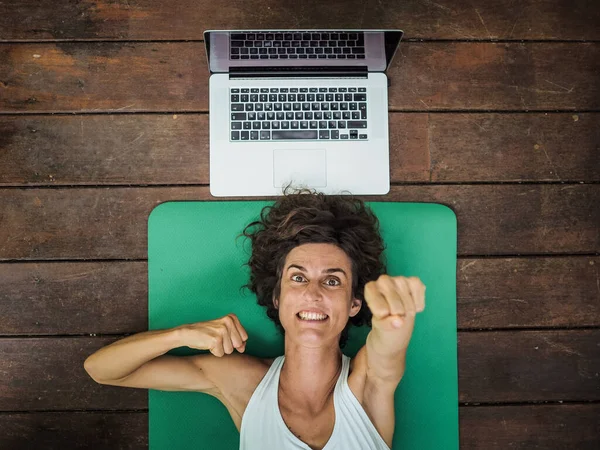 Leende Kvinna Liggande Yogamattan Golvet Med Laptop Bakom Huvudet — Stockfoto