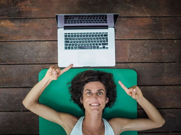 Femme Souriante Couchée Sur Tapis Yoga Sur Sol Avec Ordinateur — Photo