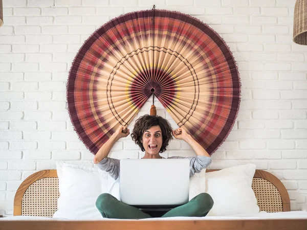 Frau Nutzt Laptop Schlafzimmer Homeoffice Und Quarantäne Konzept — Stockfoto