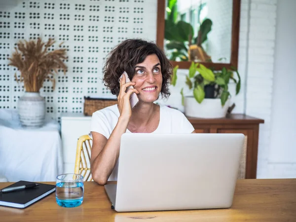 Femme Avec Ordinateur Portable Travaillant Dans Chambre Coucher Bureau Domicile — Photo