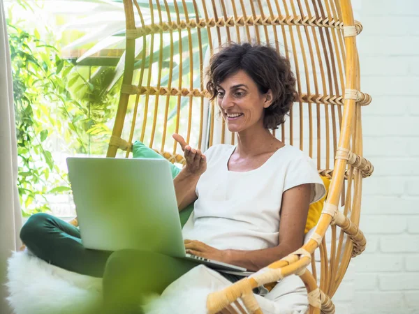 Lycklig Kvinna Med Bärbar Dator Sitter Gungstol Koppla Och Semester — Stockfoto