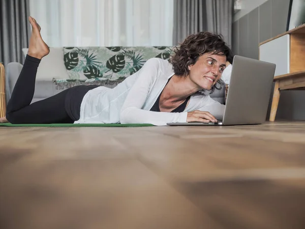 Donna Felice Utilizzando Computer Portatile Casa Sdraiato Tappetino Yoga — Foto Stock