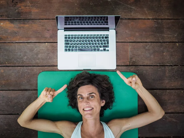 Femme Souriante Couchée Sur Tapis Yoga Sur Sol Avec Ordinateur — Photo