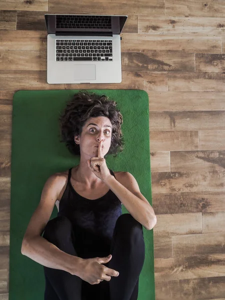 Emotionell Kvinna Liggande Yogamattan Golvet Med Laptop Bakom Huvudet — Stockfoto