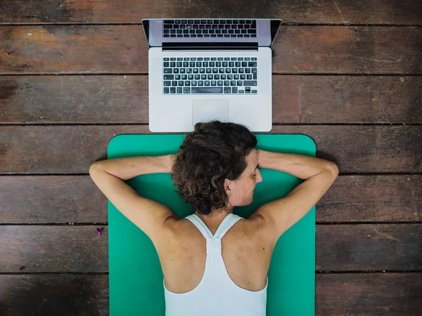 Glad Kvinna Använder Laptop Hemma Liggande Yogamattan — Stockfoto
