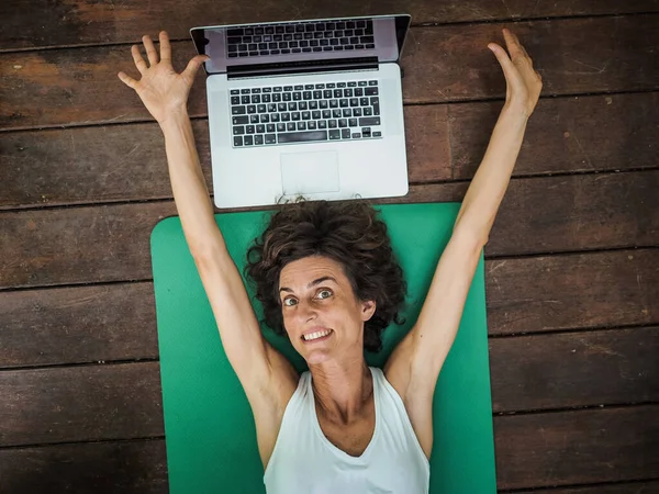 Donna Emotiva Sdraiata Sul Tappetino Yoga Sul Pavimento Con Laptop — Foto Stock