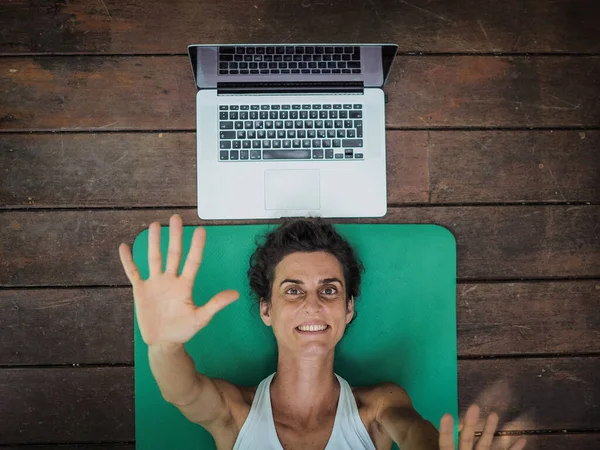 Emotionale Frau Liegt Mit Laptop Hinter Dem Kopf Auf Yogamatte — Stockfoto