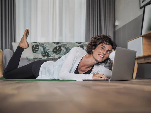 Donna Felice Utilizzando Computer Portatile Casa Sdraiato Tappetino Yoga — Foto Stock