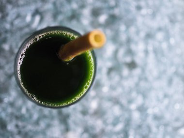 Cam kavanozda yeşil kibrit çayı, üst manzara.