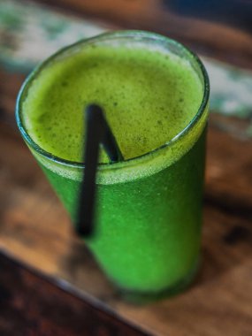 Ispanaklı ve salatalıklı yeşil smoothie.