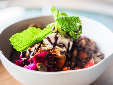 gevrek ve meyveli tatlı. 