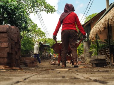 İnşaat alanında çalışan kadın işçiler
