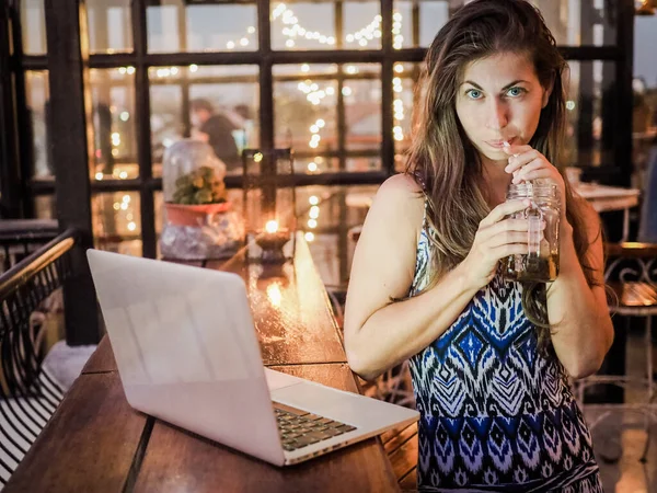 Vacker Brunett Kvinna Café Dricka Och Använda Laptop När Arbetar — Stockfoto