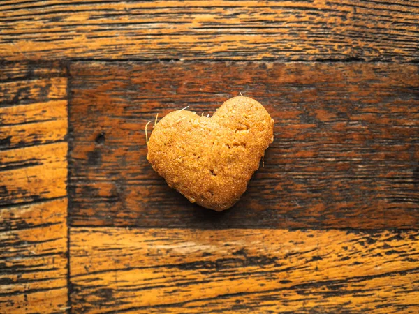 Galleta Forma Corazón Sobre Fondo Madera —  Fotos de Stock