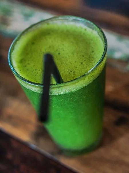 Ispanaklı ve salatalıklı yeşil smoothie.