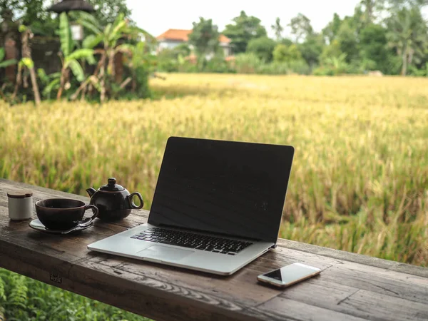 Laptop ve kahve fincanı açık masada.