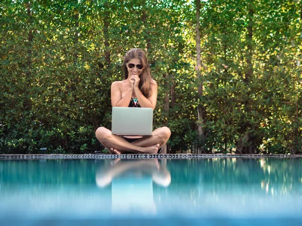 Giovane Donna Bikini Seduta Sul Bordo Della Piscina Con Laptop — Foto Stock