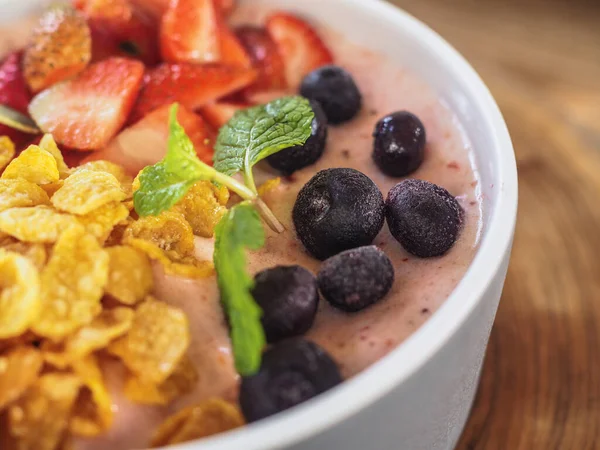 Desayuno Saludable Con Bayas Frescas Leche —  Fotos de Stock