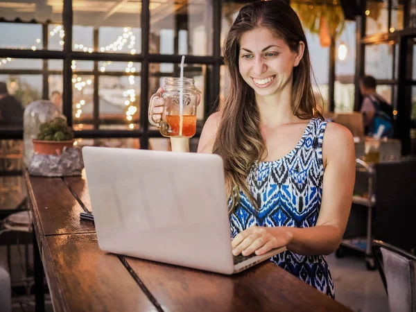 Vacker Brunett Kvinna Café Dricka Och Använda Laptop När Arbetar — Stockfoto