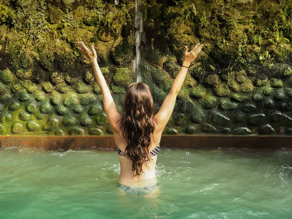 Visão Traseira Mulher Jovem Relaxante Água Bali — Fotografia de Stock