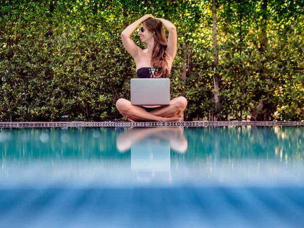 Ung Kvinna Bikini Sitter Kanten Poolen Med Laptop — Stockfoto