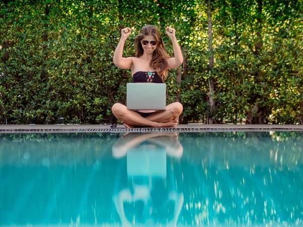 Wanita Muda Berbikini Duduk Tepi Kolam Renang Dengan Laptop — Stok Foto