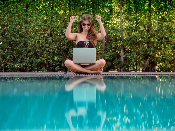 Junge Frau Bikini Sitzt Mit Laptop Beckenrand — Stockfoto