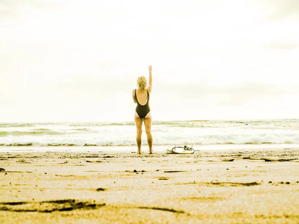 Молодая Женщина Купальнике Стоит Пляже — стоковое фото