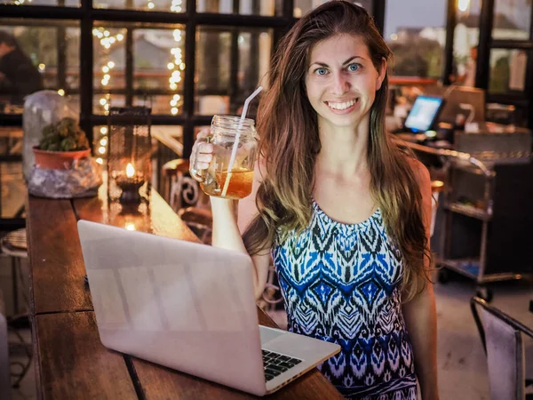 Feliz Bela Jovem Usando Computador Portátil Café Beber Coquetel — Fotografia de Stock