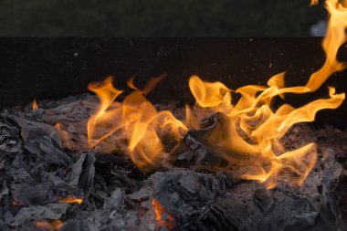 Yanan ateş. Yanan belgeleri. Ateş ruhları dans. Ateşleme kağıt.