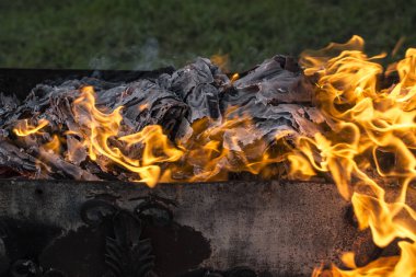Yanan ateş. Yanan belgeleri. Ateş ruhları dans. Ateşleme kağıt.