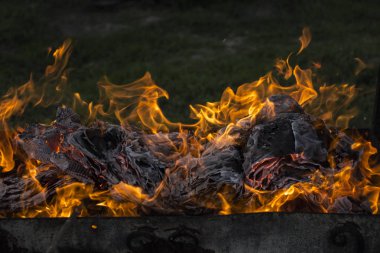 Yanan ateş. Yanan belgeleri. Ateş ruhları dans. Ateşleme kağıt.