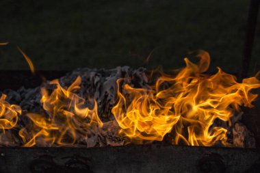 Yanan ateş. Yanan belgeleri. Ateş ruhları dans. Ateşleme kağıt.