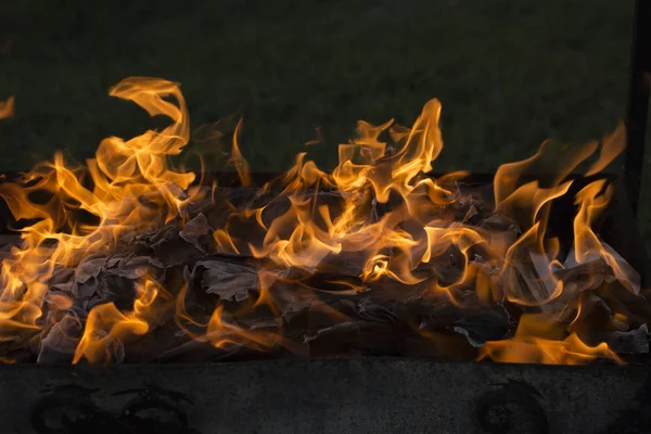Пылающий Огонь Сжигание Документов Танец Огненных Духов Зажигание Бумаги — стоковое фото