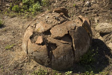 Kazı antik Yunan medeniyeti. Şaraphane Byala antik kale içinde. Şarap depoları 5. yy. Pithos.