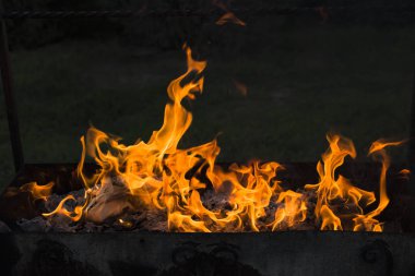 Yanan ateş. Yanan belgeleri. Ateş ruhları dans. Ateşleme kağıt.