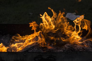 Yanan ateş. Yanan belgeleri. Ateş ruhları dans. Ateşleme kağıt.