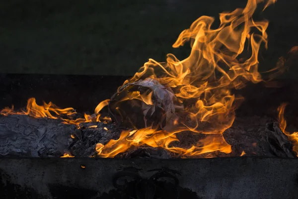 Пылающий Огонь Сжигание Документов Танец Огненных Духов Зажигание Бумаги — стоковое фото
