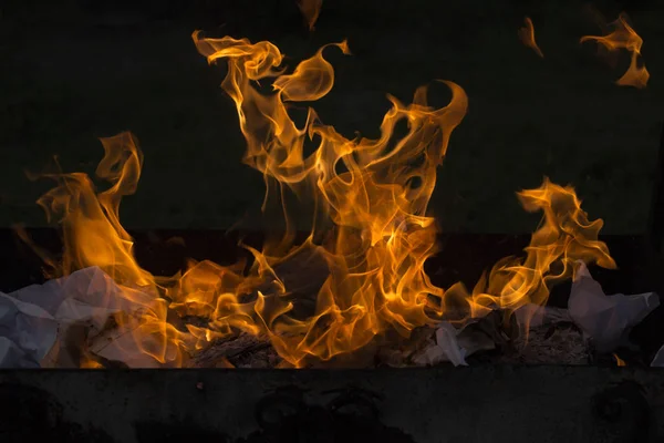 Yanan ateş. Yanan belgeleri. Ateş ruhları dans. Ateşleme kağıt.