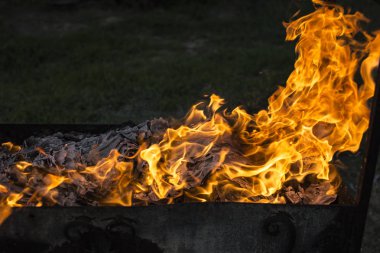 Yanan ateş. Yanan belgeleri. Ateş ruhları dans. Ateşleme kağıt.