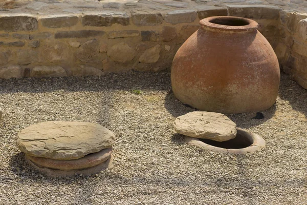 Kazı antik Yunan medeniyeti. Şaraphane Byala antik kale içinde. Şarap depoları 5. yy. Pithos.