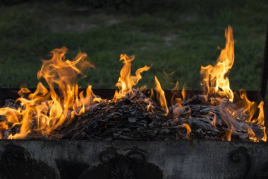 Yanan ateş. Yanan belgeleri. Ateş ruhları dans. Ateşleme kağıt.