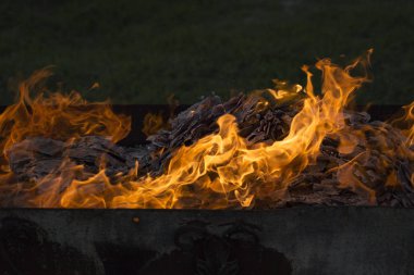 Yanan ateş. Yanan belgeleri. Ateş ruhları dans. Ateşleme kağıt.