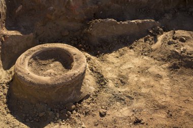 Kazı antik Yunan medeniyeti. Şaraphane Byala antik kale içinde. Şarap depoları 5. yy. Pithos.