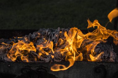 Yanan ateş. Yanan belgeleri. Ateş ruhları dans. Ateşleme kağıt.
