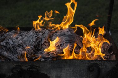 Yanan ateş. Yanan belgeleri. Ateş ruhları dans. Ateşleme kağıt.