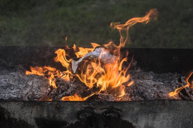 Yanan ateş. Yanan belgeleri. Ateş ruhları dans. Ateşleme kağıt.