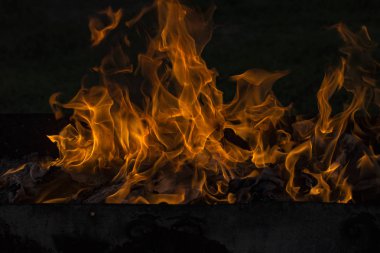 Yanan ateş. Yanan belgeleri. Ateş ruhları dans. Ateşleme kağıt.