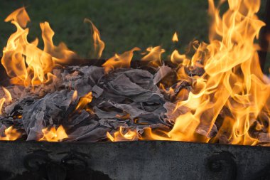 Yanan ateş. Yanan belgeleri. Ateş ruhları dans. Ateşleme kağıt.