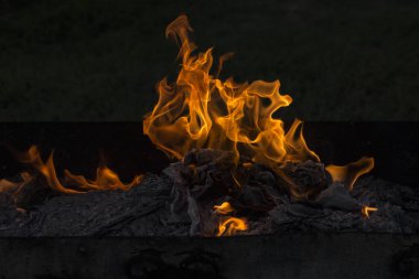 Yanan ateş. Yanan belgeleri. Ateş ruhları dans. Ateşleme kağıt.